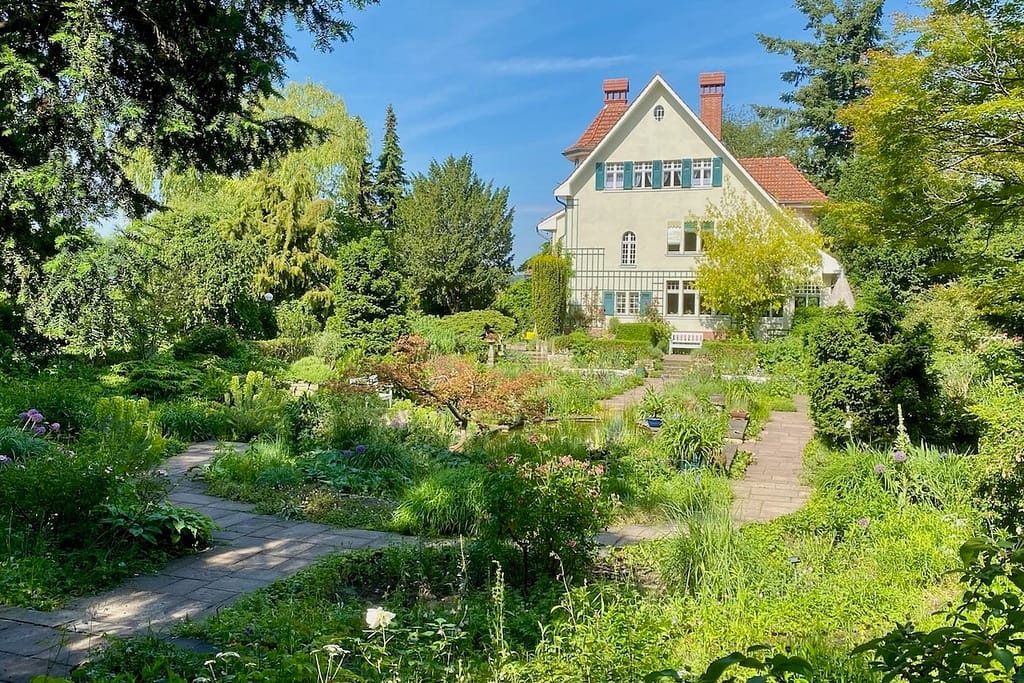Karl Foerster Haus mit dem Senkgarten im Vordergrund